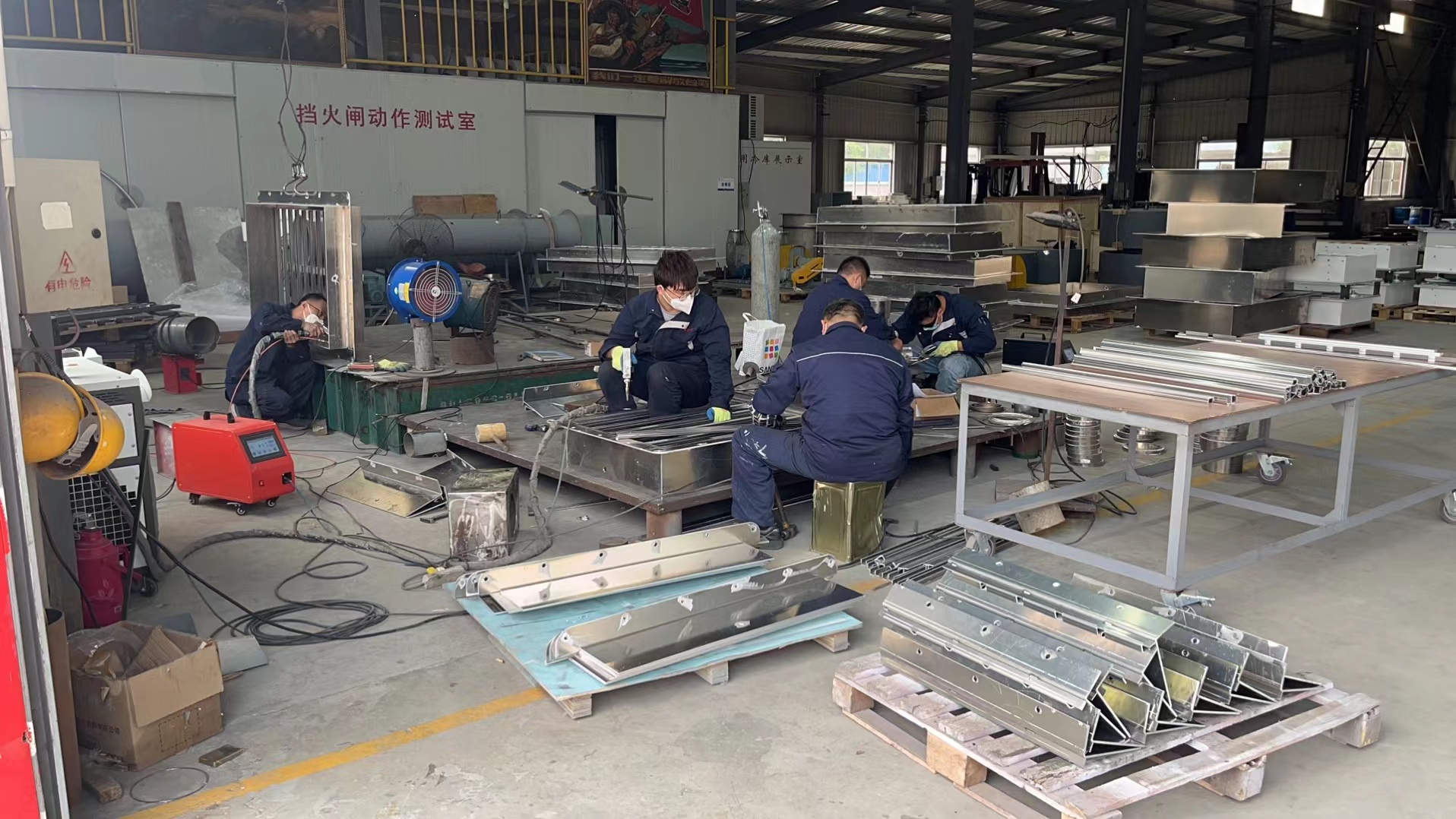 公司華北辦喜接12條船的鋁質(zhì)汽水分離百葉窗大單